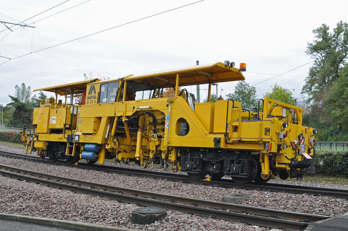 Mit der MATISA B 24 A Grampmaschine werden die Geleise der Linie 14 neu unterschottert. Die Maschine steht hier in der Nähe vom Stadion St. Jakob. Die Aufnahme stammt vom 25.10.2016.