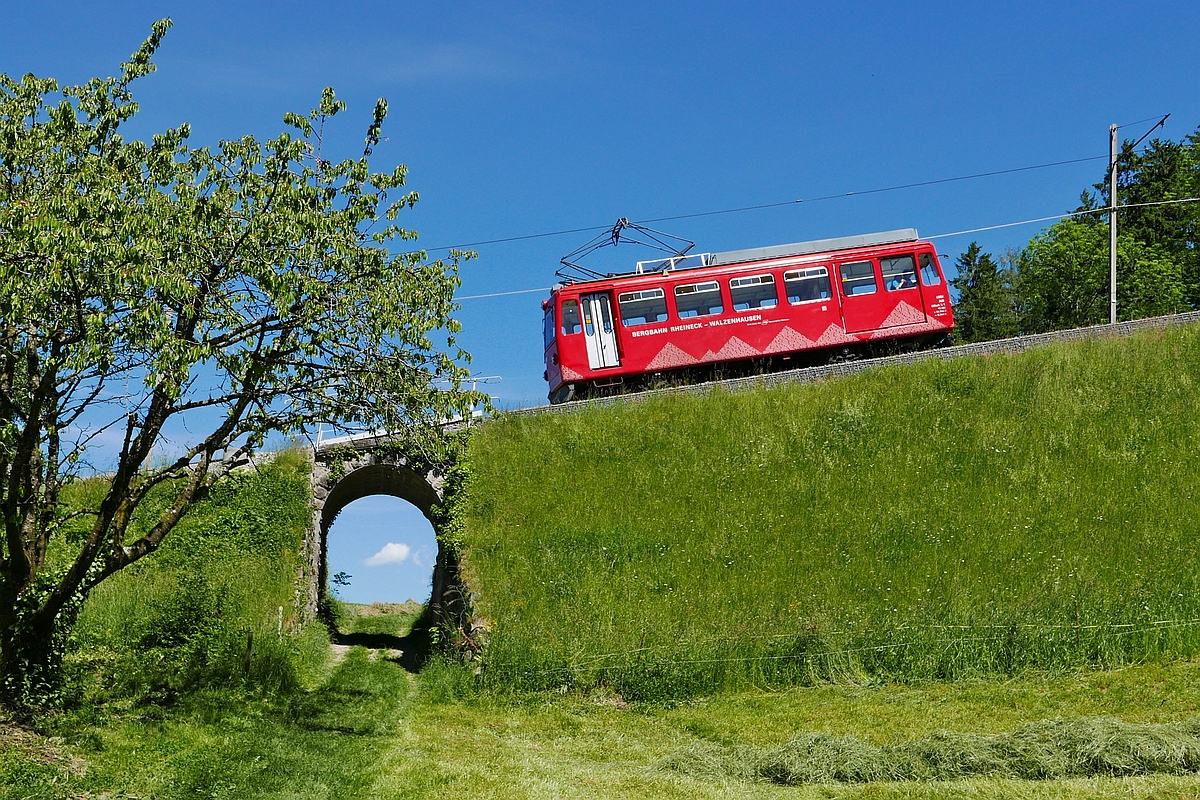 Mit einer maximalen Neigung von 250 º/oo auf der knapp 2 km langen Strecke zwischen Rheineck und Walzenhausen hat der bergwärtsfahrende Triebwagen am 01.06.2019 einen Durchlass für einen Feld- und Wanderweg passiert.