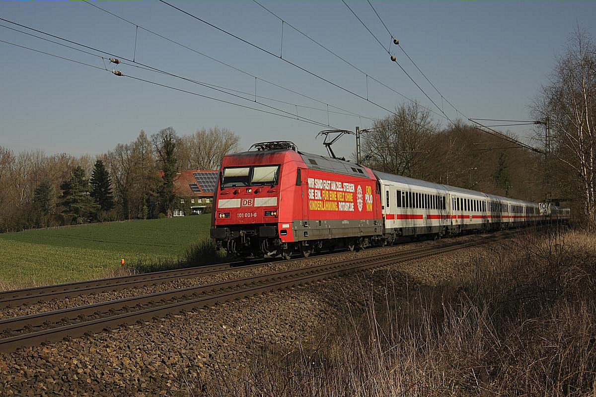 Mit mehr als zwanzig Minuten Verspätung war Intercity 2313 am 13.03.2014 um 10.15 Uhr in Hasbergen nach Stuttgart unterwegs. Zuglok war die Werbelok 101001  Polio  oder  Rotary .
