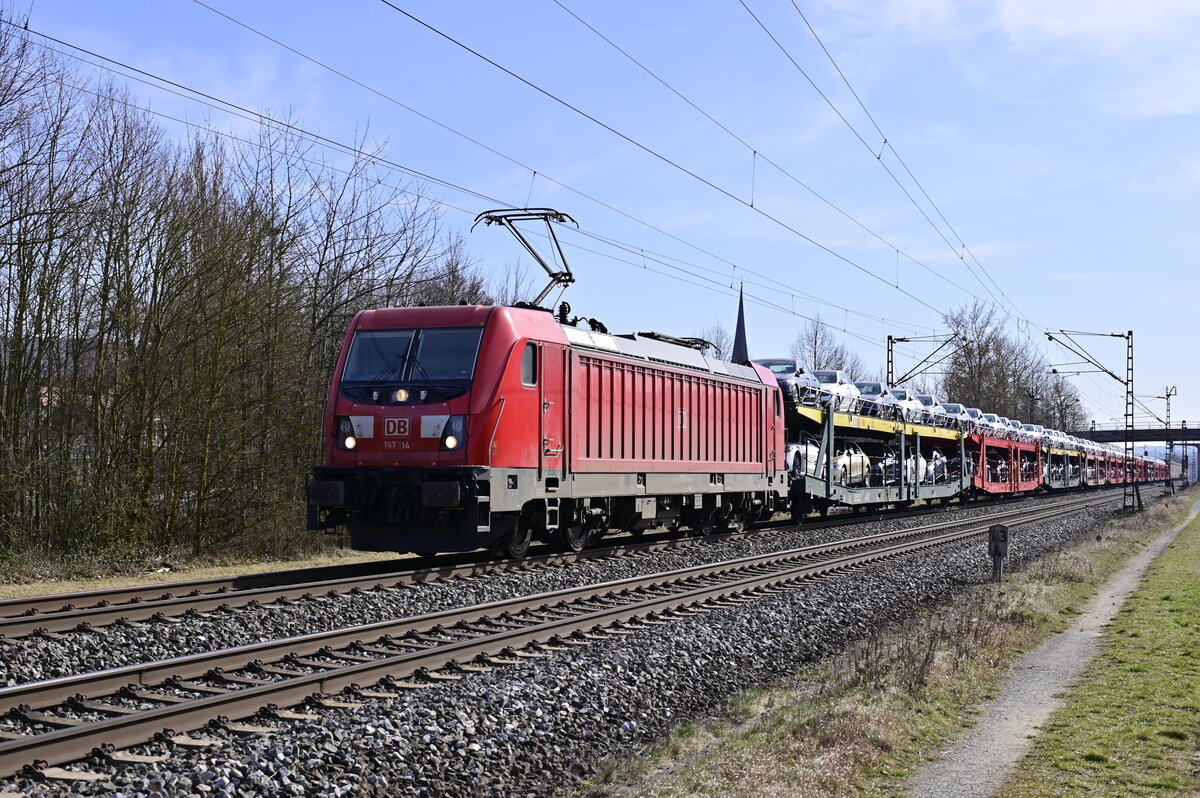 Mit Mercedes PKW am Haken ist die 187 114 bei Thüngersheim gen Karlstadt fahrend am Dienstag den 1.März 2022 unterwegs.