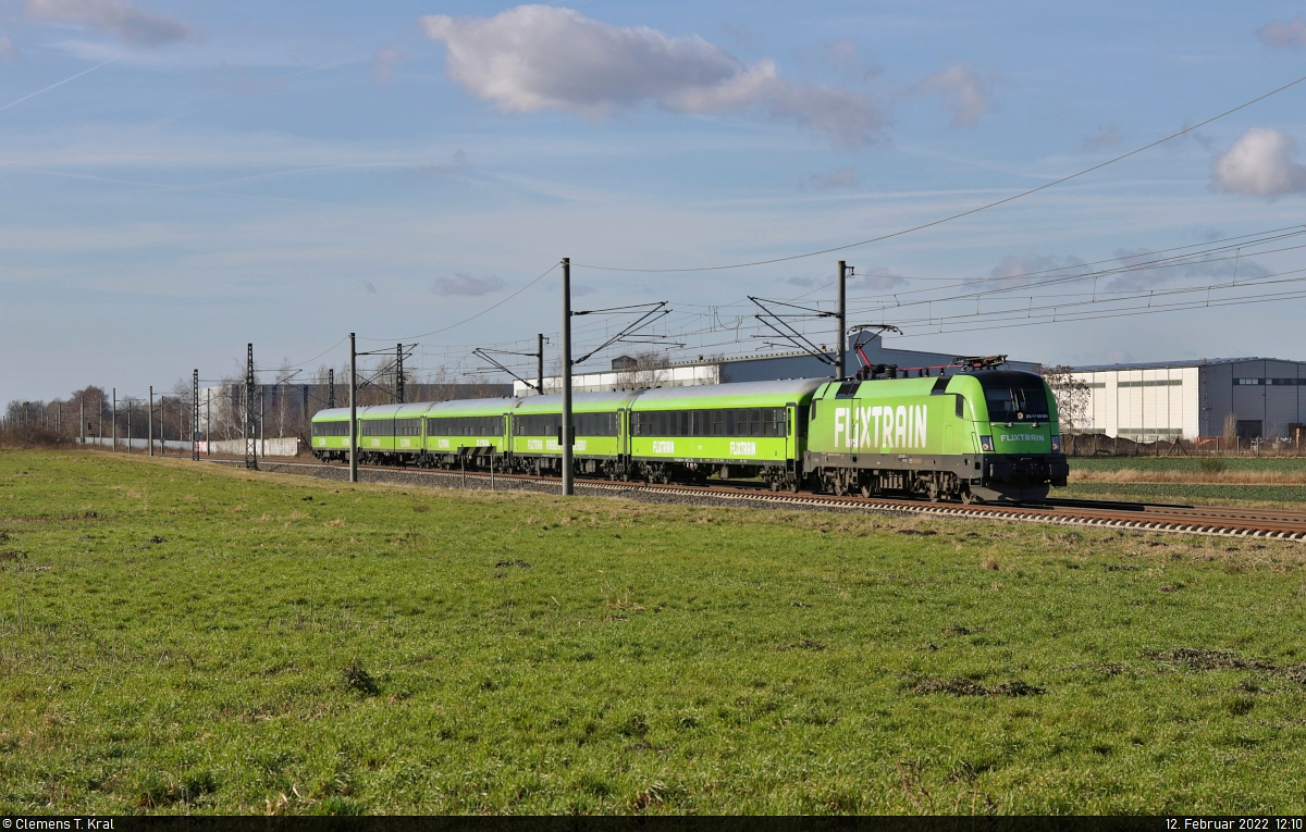 Mit minimaler Verzögerung durch die vorausfahrende S-Bahn rollte der Flixtrain mit 182 521-5 (Siemens ES64U2-021) soeben durch Hohenthurm.

🧰 Mitsui Rail Capital Europe GmbH (MRCE), vermietet an die Netzwerkbahn Sachsen GmbH (NeS) für Flixtrain GmbH
🚝 FLX 1240 (FLX10) Stuttgart Hbf–Berlin Hbf (tief)
🕓 12.2.2022 | 12:10 Uhr