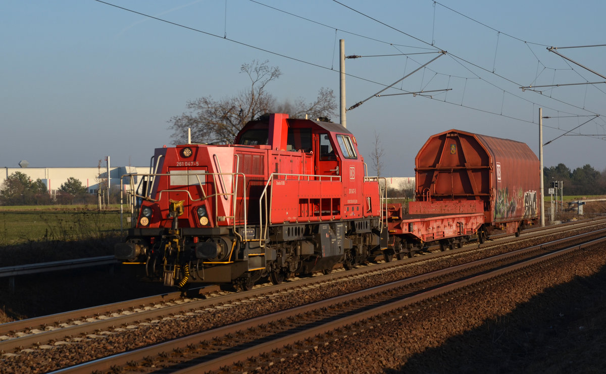 Mit einer modellbahngerechten Übergabe am Haken rollte 261 047 am 15.02.17 durch Rodleben Richtung Magdeburg. 