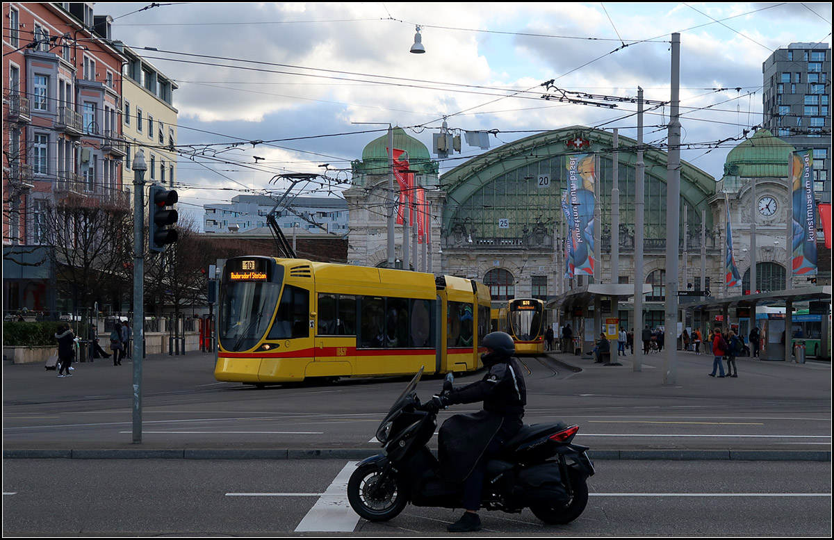 Mit Motorrad -

Die Tramstation am Vorplatz von Basel SSB mit zwei Tango-Trams der Linie 10.

08.03.2019 (M)