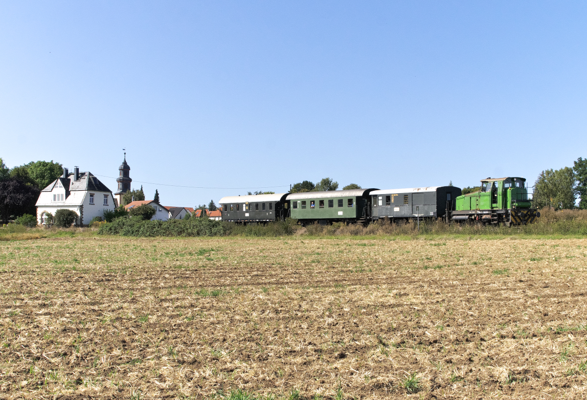 Mit der Museumsbahn durch die Wetterau. Wir waren am 14.09.2019 mit den Eisenbahnfreunden Wetterau unterwegs. Der zug, gezogen von einer Kraus Maffai ML 500C ist bei Ober-Hörgern unterwegs.