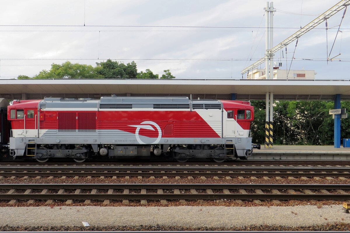 Mit das neue farbenkleid steht 757 016 am 22 Juni 2022 in Trnava.