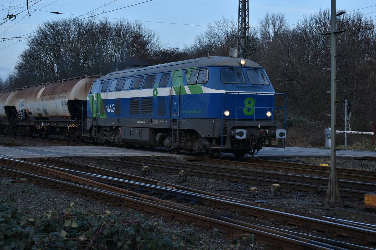Mit neuer Frist ist nun wieder die NIAG Nr.8 auch auf der Erftbahn unterwegs, hier ist sie auf dem BÜ Blumenstraße im Bahnhof Grevenbroich unterwegs mit eine Leerzug aus Kohlestaubwagen gen Gustorf zu sehen. 9.2.2018