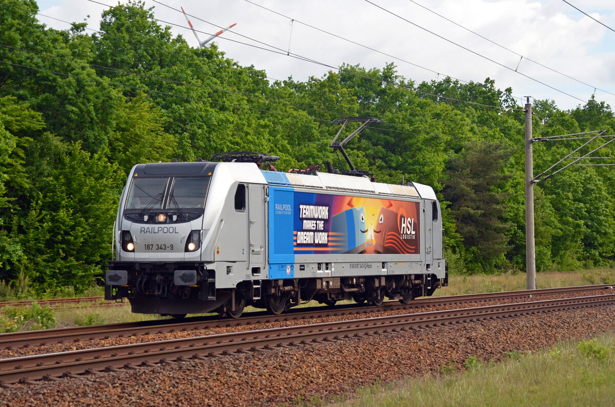 Mit neuer Seitenwerbung für die HSL rollte 187 343 der Railpool am 21.05.22 durch Burgkemnitz Richtung Bitterfeld.