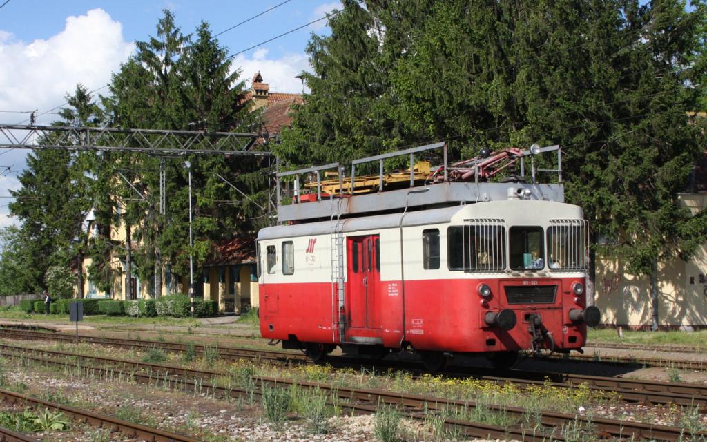 Mit der Nummer 911.321 fhrt am 7.5.2010 das Schienenbus Hilfsfahrzeug im
Bahnhof Zednik in Richtung Norden durch.