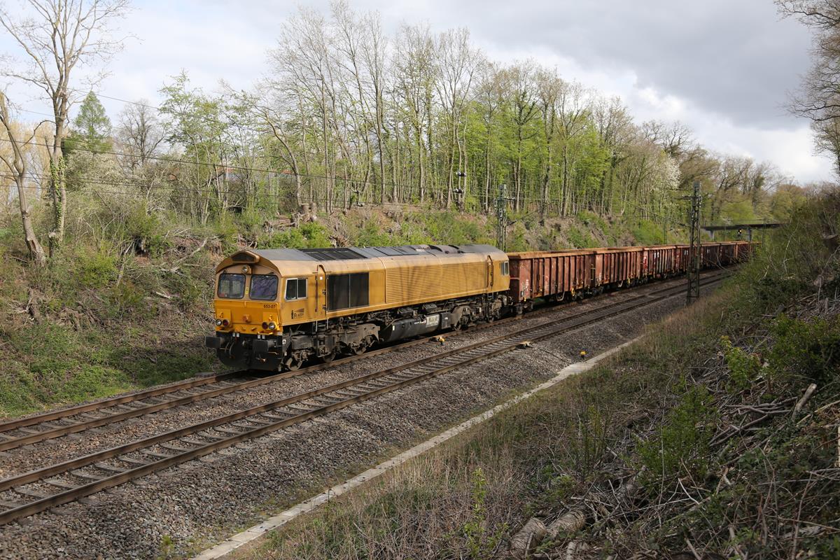 Mit nur acht Leerwagen am Haken ist hier die Class 66 Beacon 643-07 am Ortsrand von Hasbergen am 14.4.2020 um 10.30 Uhr auf der Rollbahn unterwegs. Die Lok holt Schrott aus Dortmund für das Stahlwerk in Georgsmarienhütte.