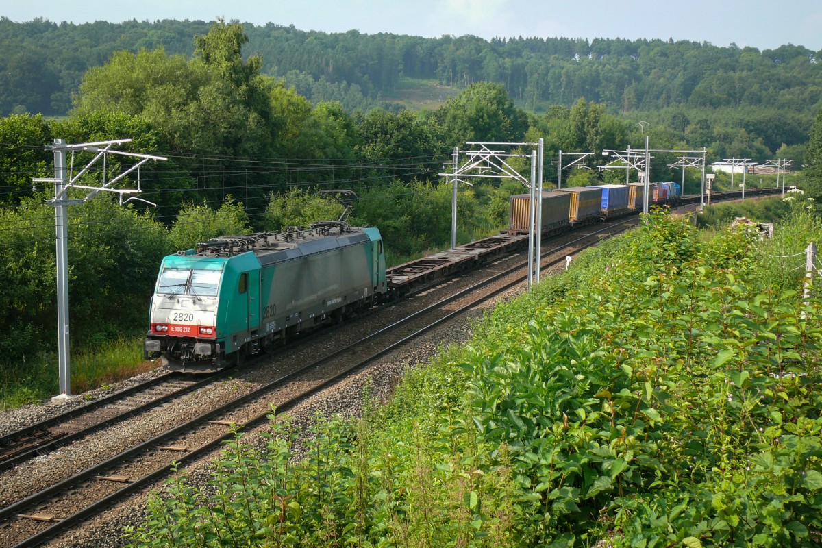 Mit nur wenigen Containern beladen zieht Cobra-Lok 2820 diesen Güterzug von Aachen-West kommend in Richtung Montzen. Aufgenommen am 28/06/2009 bei Botzelaer/Gemmenich.