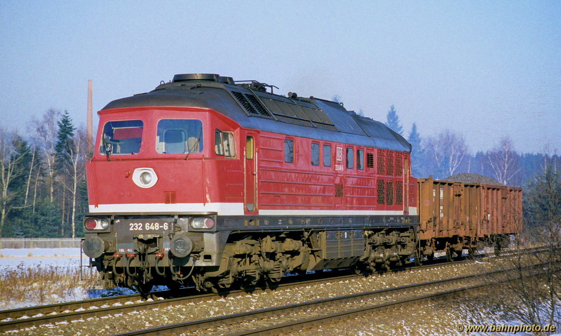 Mit nur zwei Es-Wagen rollt am 30.12.1996 die orientrote 232 648-6 bei Marktleuthen durch die fränkische Landschaft.