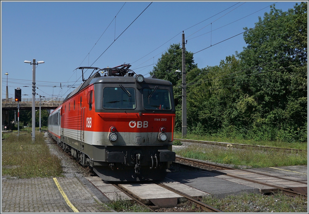 Mit der ÖBB 1144 280 erreicht der IC 118 Bodensee den Bahnhof von Bregenz. 

14. August 2021
