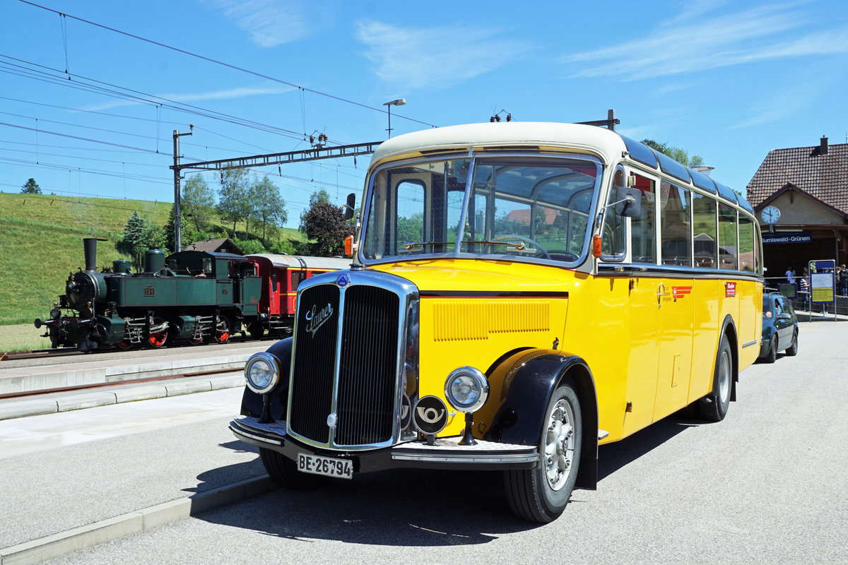 Mit der OeBB zum Gotthelf Märit.
Dieser traditionelle Gross-Anlass mit Märitbetrieb wie zu Gotthelfs Zeiten fand am 8. Juni 2019 statt. Die zahlreichen Festbesucher aus dem Kanton Solothurn reisten ab Balsthal mit einem stattlichen Sonderzug, bestehend aus den Ed 2x2 (Mallet, SBB Historic), Eb 2/4 JS (SBB Historic) und vier Salonwagen in den Kanton Bern nach Sumiswald. Ab dem Bahnhof Sumiswald wurden vom Verein Dampfbahn Bern Fahrten nach Huttwil und Wasen i.E. angeboten mit der Ed 3/4 Nr. 51 ex Bern Schwarzenburg Bahn. Weiter standen auch die beliebten Rundfahrten durchs Emmental ab dem Bahnhofplatz Sumiswald mit einem historischen Postauto der Marke Saurer auf dem Programm. 
Ed 2 x 2 (Mallet, SBB Historic) und SAURER Postauto warten in Sumiswald gemeinsam auf den nächsten Einsatz.
Foto: Walter Ruetsch