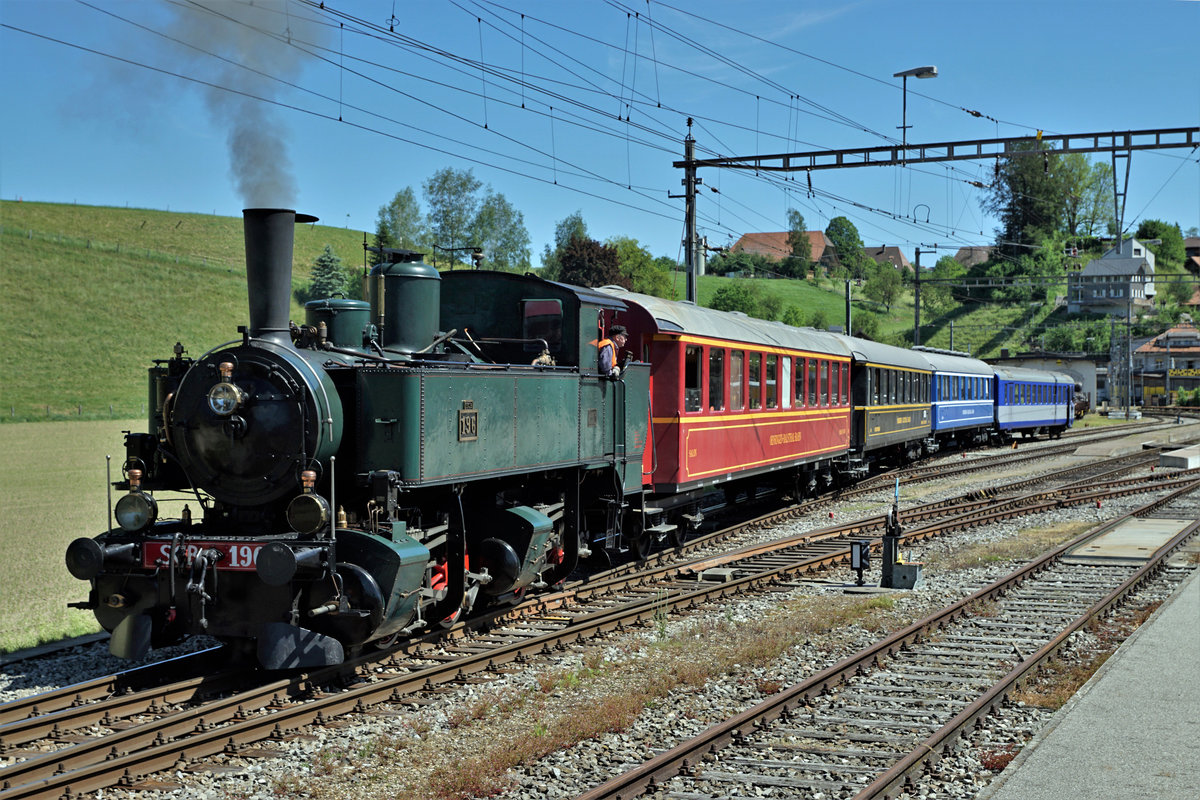 Mit der OeBB zum Gotthelf Märit.
Dieser traditionelle Gross-Anlass mit Märitbetrieb wie zu Gotthelfs Zeiten fand am 8. Juni 2019 statt. Die zahlreichen Festbesucher aus dem Kanton Solothurn reisten ab Balsthal mit einem stattlichen Sonderzug, bestehend aus den Ed 2x2 (Mallet, SBB Historic), Eb 2/4 JS (SBB Historic) und vier Salonwagen in den Kanton Bern nach Sumiswald. Ab dem Bahnhof Sumiswald wurden vom Verein Dampfbahn Bern Fahrten nach Huttwil und Wasen i.E. angeboten mit der Ed 3/4 Nr. 51 ex Bern Schwarzenburg Bahn. Weiter standen auch die beliebten Rundfahrten durchs Emmental ab dem Bahnhofplatz Sumiswald mit einem historischen Postauto der Marke Saurer auf dem Programm. 
Der stattliche OeBB Dampfzug abgestellt auf Gleis 4 in Sumiswald.
Foto: Walter Ruetsch