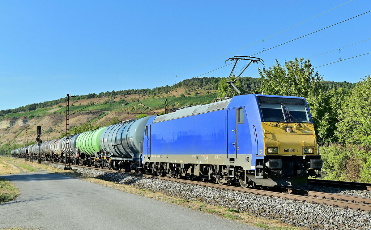 Mit Ölern am Haken ist die 146 520-2 bei Thüngersheim gen Würzburg fahrend 2.9.2022 unterwegs.