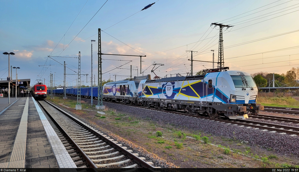 Mit offenen Wagen und der kalten Diesel-Schwester 247 906-1 konnte 193 848-9 (Siemens Vectron) in Magdeburg Hbf, nordwärts fahrend, angetroffen werden.

🧰 ENON Gesellschaft mbH & Co. KG, vermietet an die Eisenbahngesellschaft Potsdam mbH (EGP)
🕓 2.5.2022 | 19:57 Uhr
