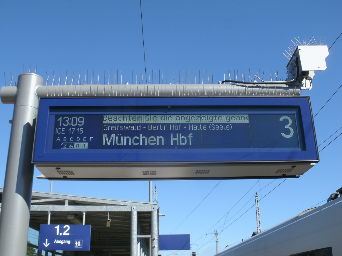 Mit ortenlich viel Proviant und viel Sitzfleisch kann man mit dem ICE von Binz bis Mnchen Samstag`s und Sonntag`s fahren.Aufgenommen am 07.September 2013 in Bergen/Rgen.