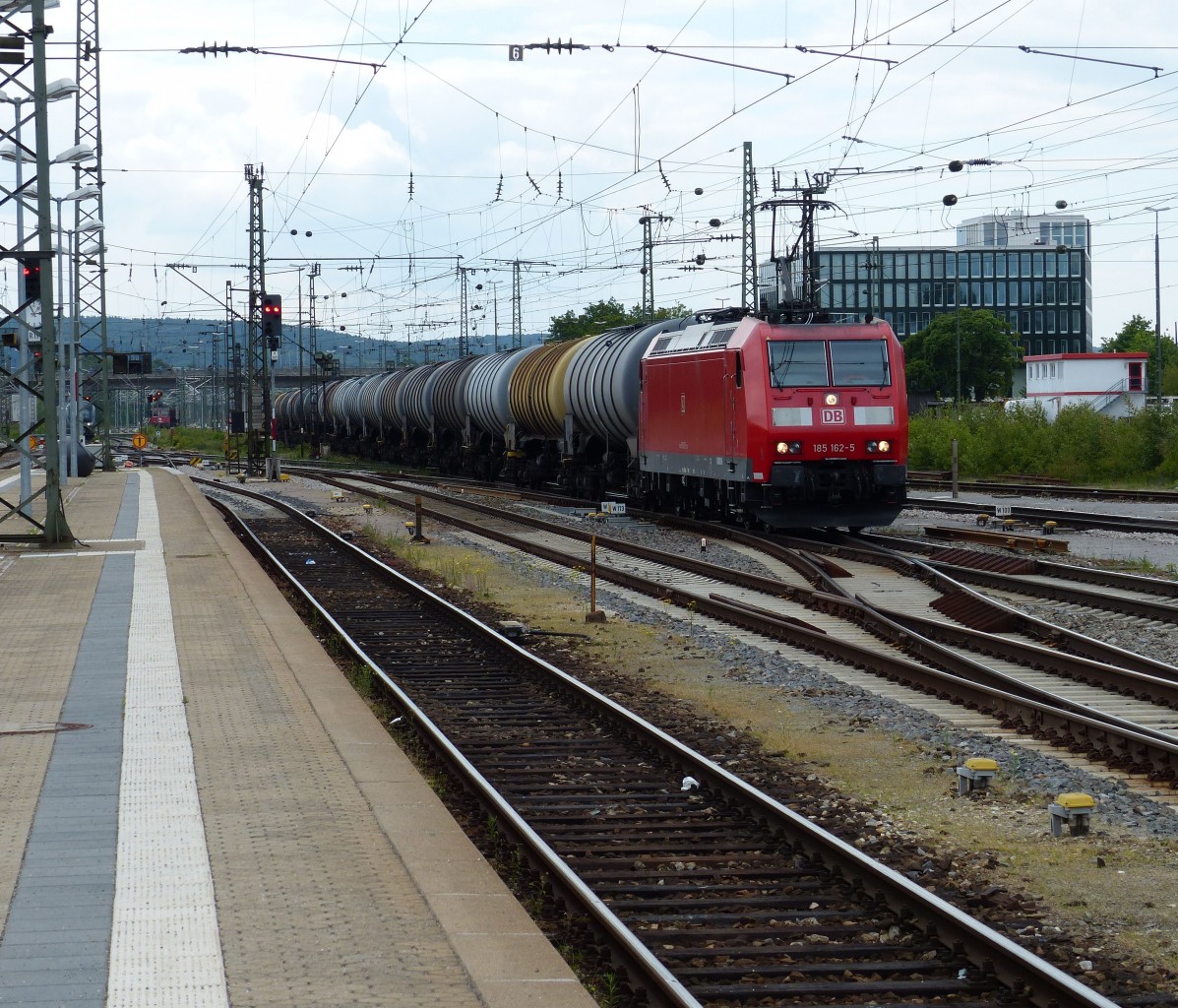 Mit den  paar  Kesselwagen hatte 185 162 nicht viel zu tuen.Regensburg(Hbf.)15.05.2014.
