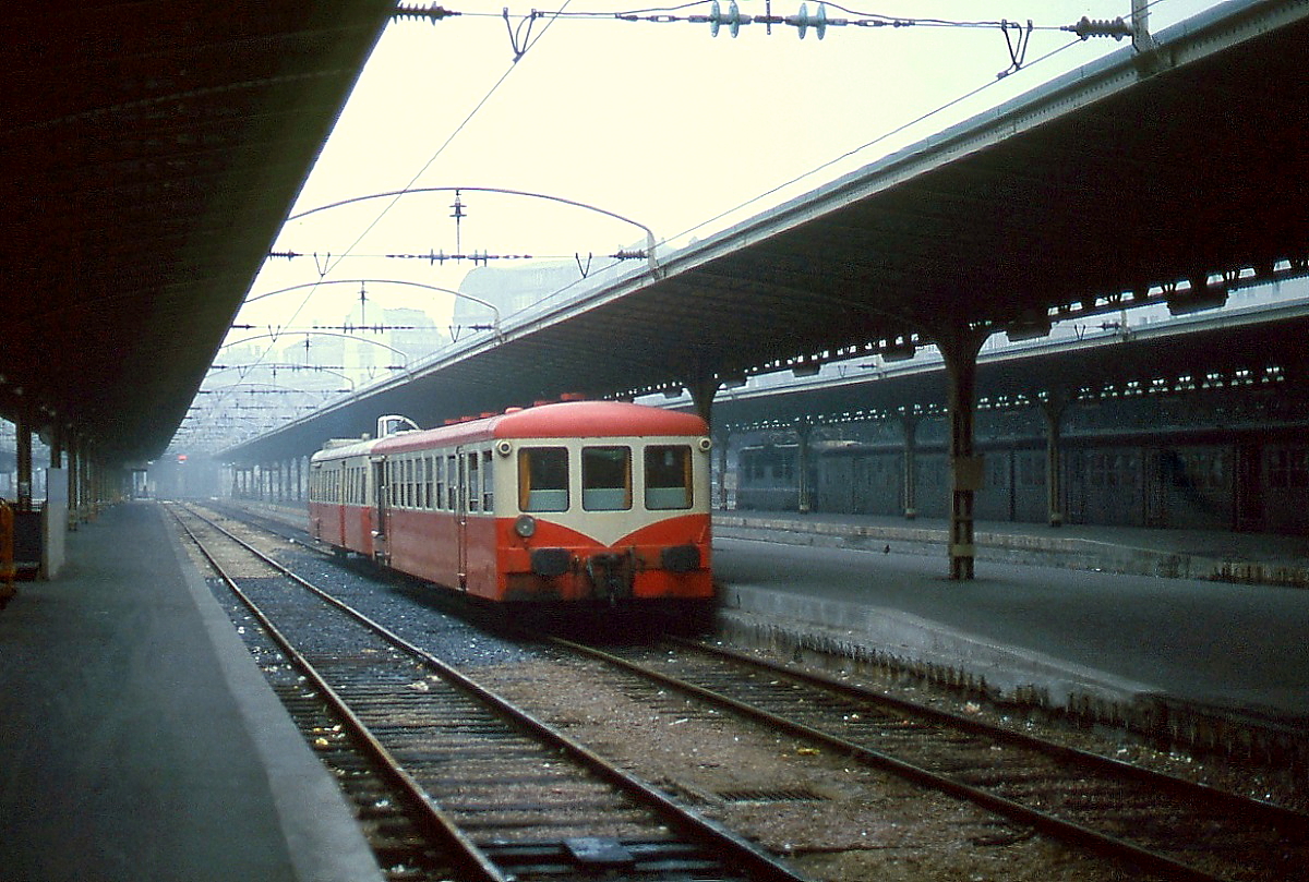 Mit passendem Beiwagen im Schlepp verlässt  Picasso  X 3807 an einem Apriltag 1984 den Gare de l'Est in Paris