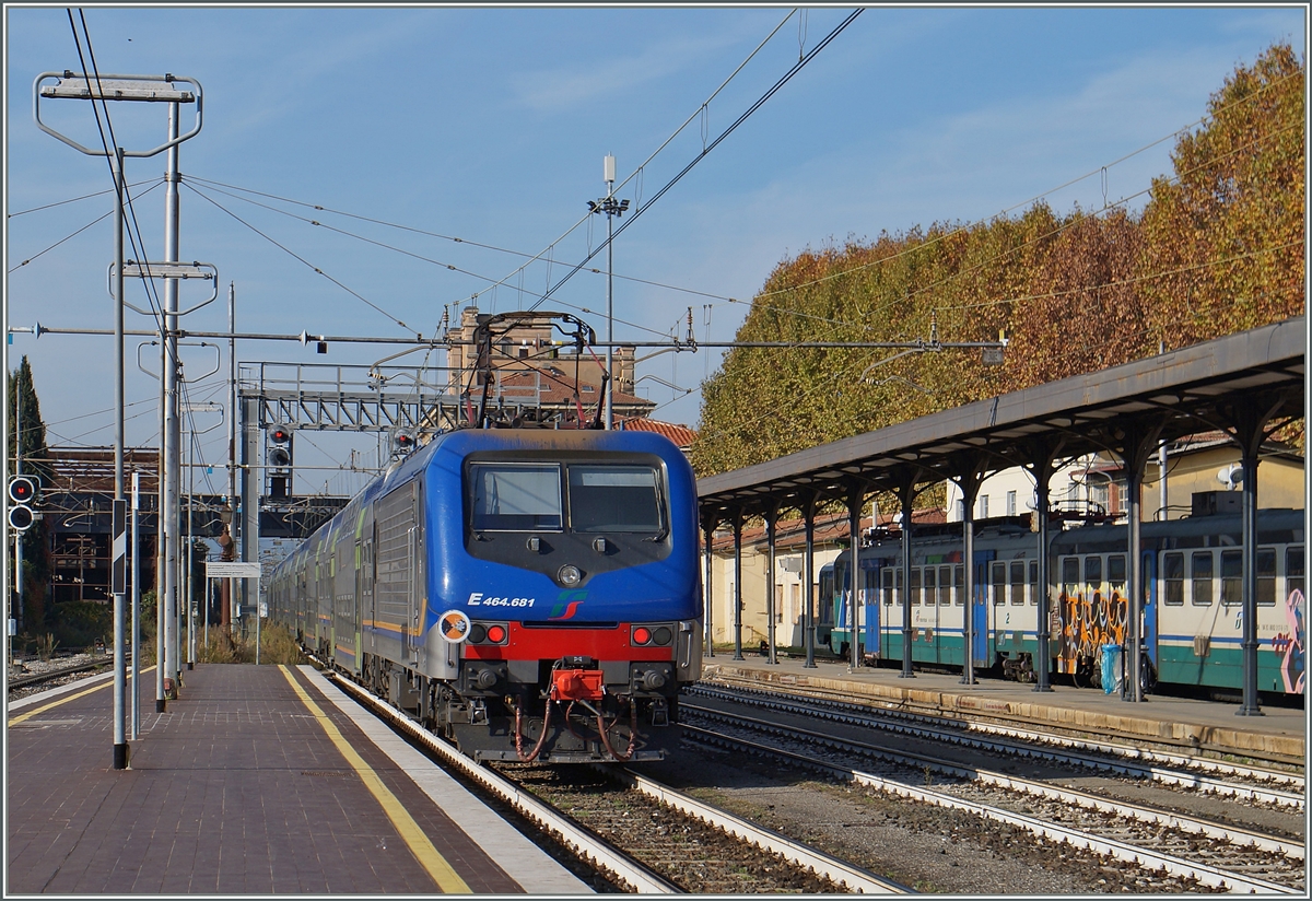 Mit passenden Wagen verlässt die FS Trenitalia E 464 681 Lucca Richtung Viareggio.
12. Nov. 2015