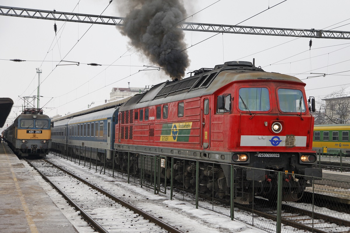 Mit einer pechschwarzen Rauchwolke verlässt GYSEV-Ludmilla 651 002 mit IC915 (Szombathely - Budapest) am 4.02.2014 den Ausgangsbahnhof des Zuges.Auf dem Nebengleis wartet die 431 283 mit ihrem Zug auf die Abfahrt.
