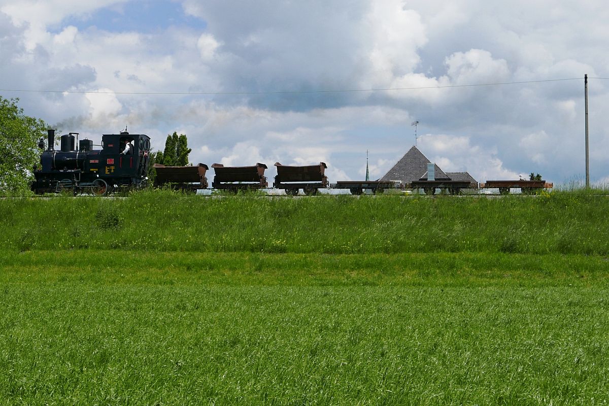 Mit Personenwagen von Kriessern kommend und dem betriebstechnisch bedingten Tausch der Wagen in Wiesenrain befindet sich  LIESL  hier mit drei Loren- und Flachwagen wenigen Minuten vor dem Ziel, dem Werkhof des Vereins Rhein-Schauen in Lustenau (30.05.2019).