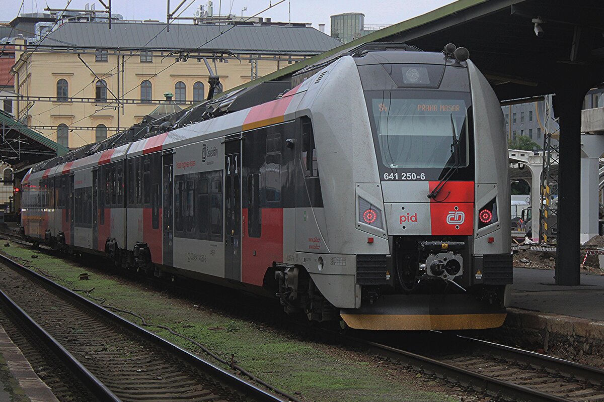 Mit pid-Farben des Stadtverekehrs Prags steht am 26 September 640/641 250 in Praha-Masarykovo.