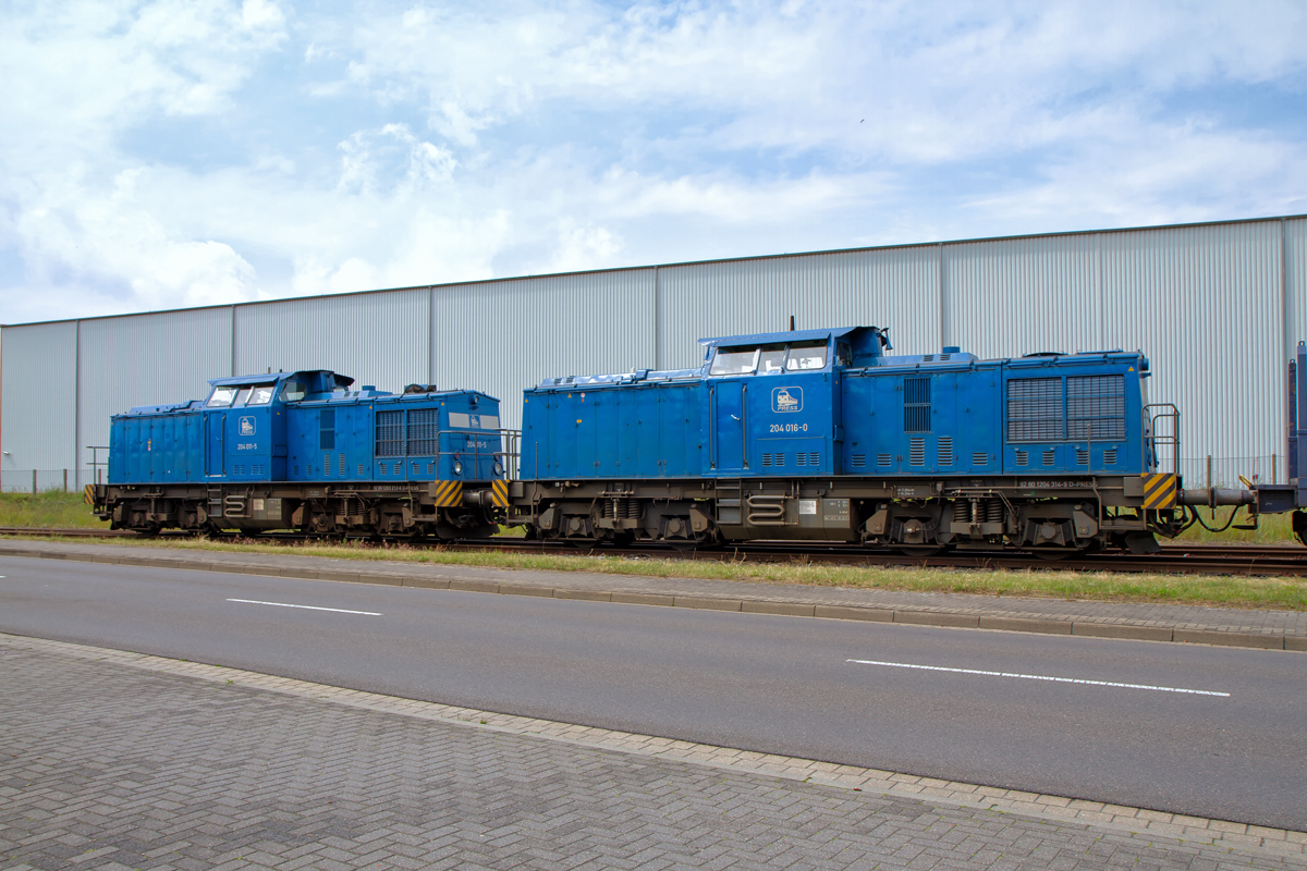 Mit den Press Loks 204 011 und 204 016 wurden Leerwagen auf der Torgelower Ladestrasse zur Holzbeladung bereitgestellt. - 27.06.2015
