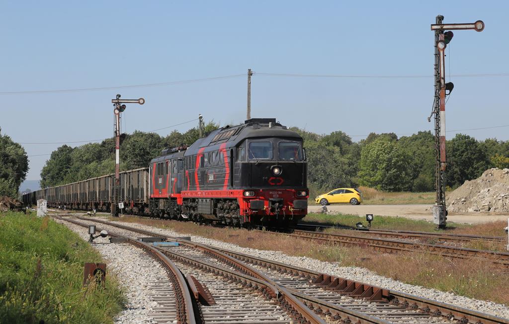 Mit der privaten CargoUnit EU07-009 im Schlepp erreicht hier die CargoUnit 232184 am 9.9.2021 um 12.34 Uhr mit einem Leerzug nach Strzgom den Bahnhof Rogoznica.