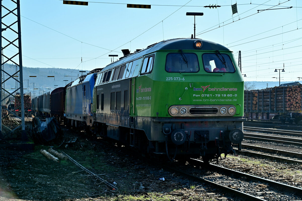 Mit Rangieraufgaben ist die BM-Bahndienste 1225 073-6 am 7. Februar 2023 beschäftigt als ich sie am Ladegleis in Neckarelz ablichten konnte.