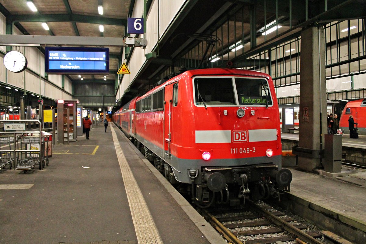 Mit der RB 19140 (Stuttgart Hbf - Neckarsulm) stand am Abend des 01.01.2015 die ex. Lufthansa 111 049-3 in Stuttgart.