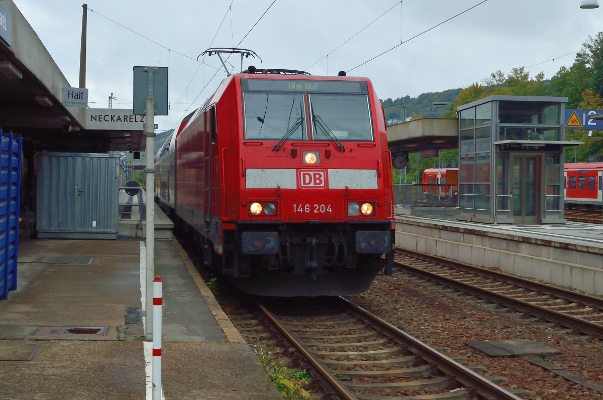 Mit einer RB am Hacken steht die 146 204 in Neckarelz an Gleis 1 zur Abfahrt nach Ulm bereit am 6.10.2013.
Damit das mal wieder klar ist, das Bild ist vom Bahnsteig Gleis 12 aus aufgenommen.
Zwischen Gleis 1 und Gleis 12 ist ein kleiner Bereich der fr den ffentlichen Durchgang gesperrt ist. Das Bild ist legal somit entstanden.
