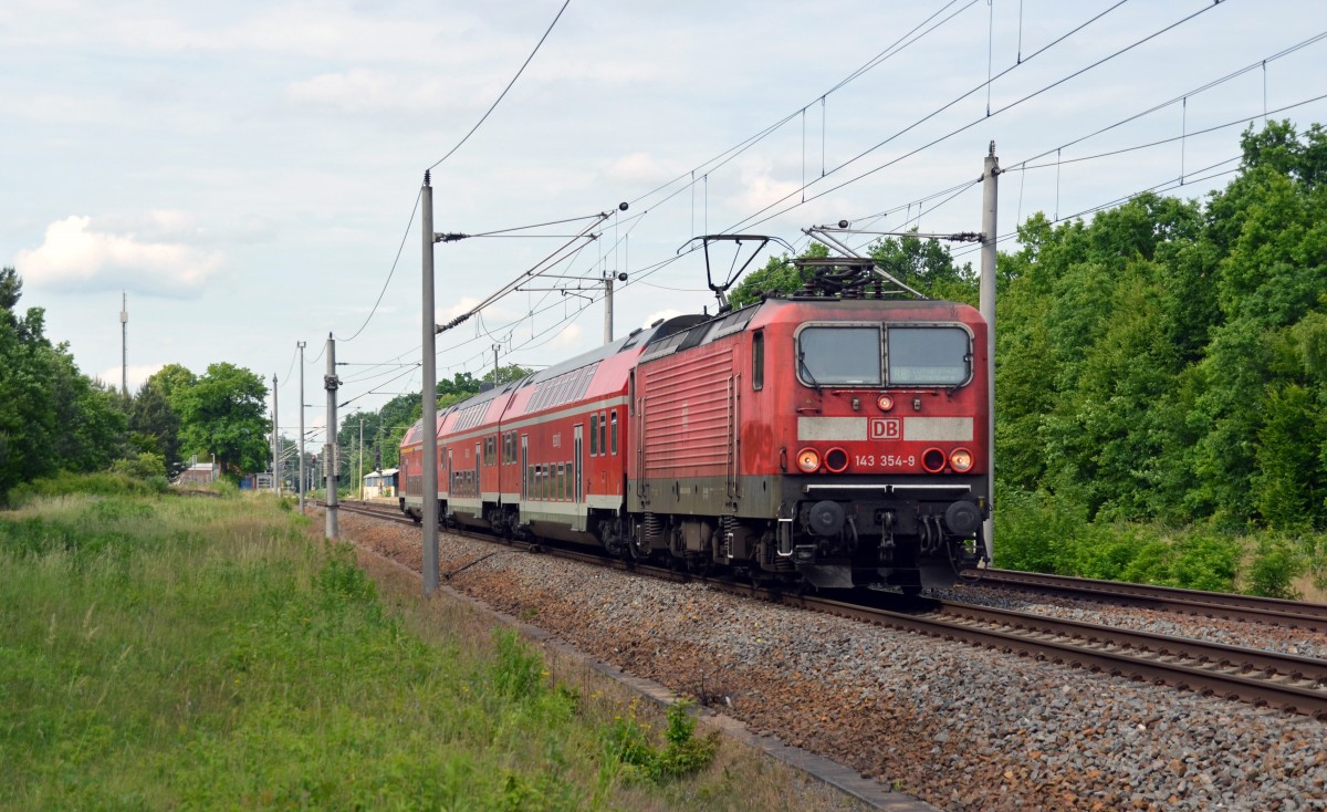 Mit einer RB aus Halle(S) nach Wittenberg verließ 143 354 am 10.06.15 den Haltepunkt Burgkemnitz.