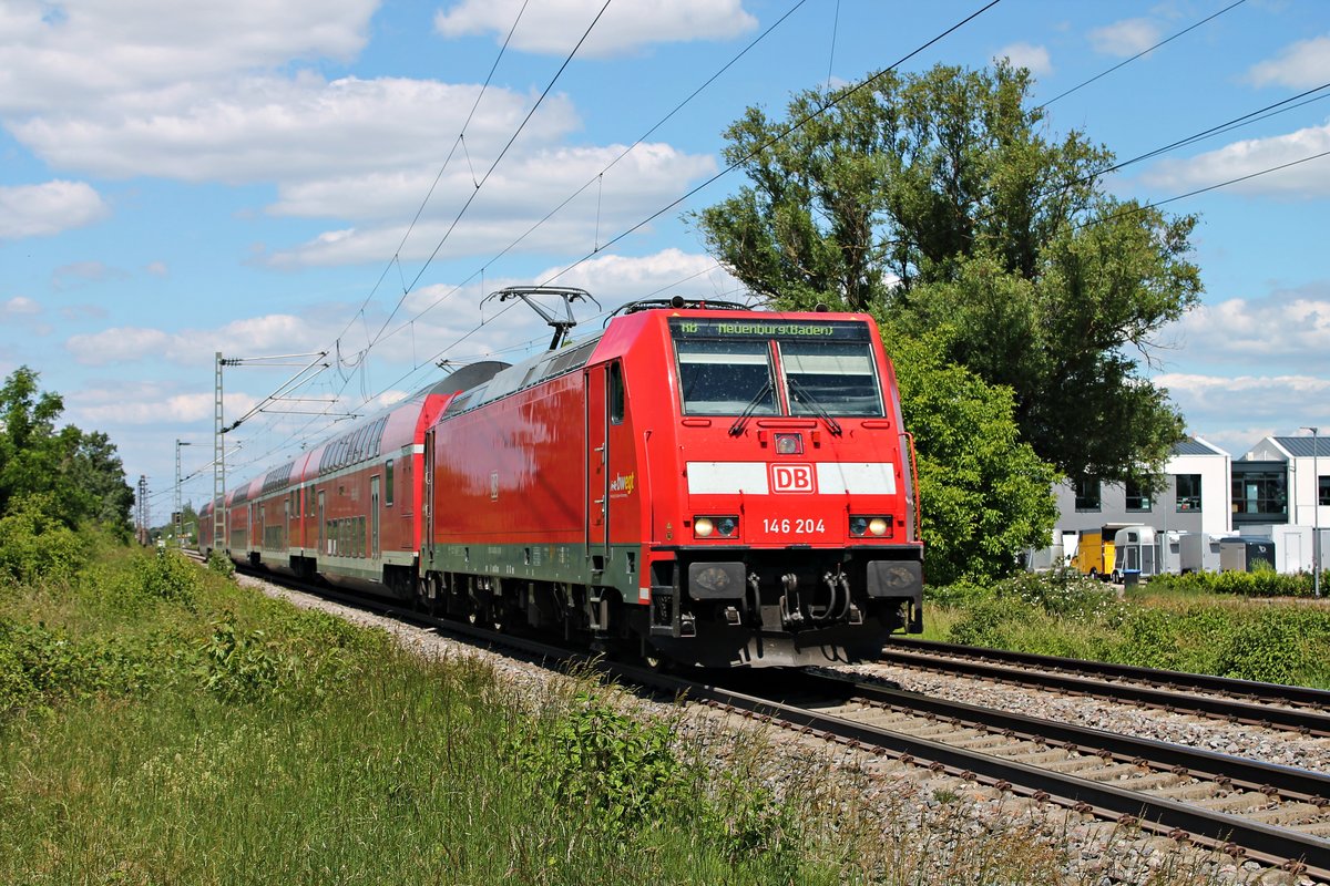 Mit einer RB (Freiburg (Brsg) Hbf - Neuenburg (Baden)) fuhr am Nachmittag des 29.05.2020 die 146 204 aus dem Haltepunkt von Buggingen durchs dortige Industriegebiet in Richtung Müllheim (Baden).