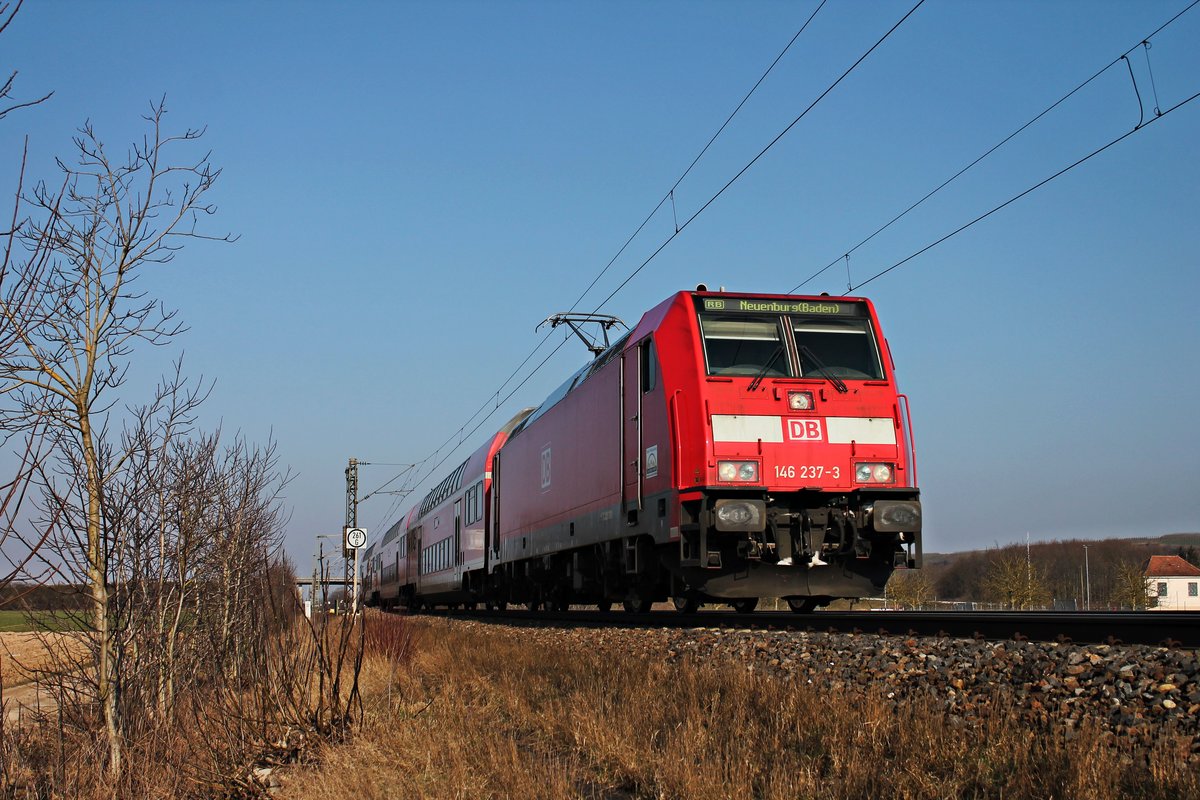 Mit einer RB (Freiburg (Brsg) Hbf - Neuenburg (Baden)) fuhr am 07.02.2015 die 146 237-3 bei Hügelheim ihrem vorletzten Zwischenhalt in Müllheim (baden) entgegen.
