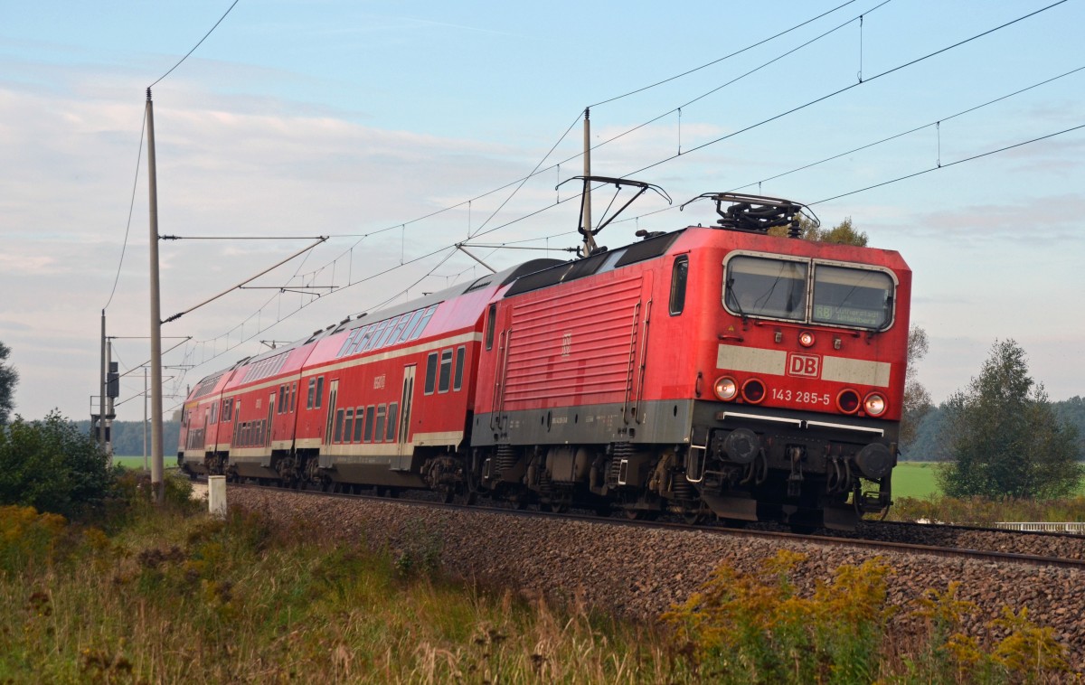 Mit einer RB nach Wittenberg erreicht 143 285 am 30.09.14 in kürze den Haltepunkt Burgkemnitz.