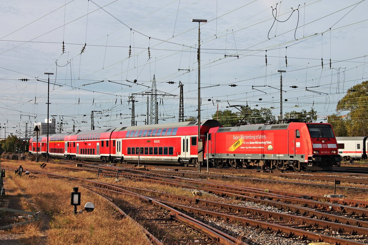 Mit einer RB (Offenburg - Basel Bad Bf) fuhr am Nachmittag des 04.10.2017 die 146 226-6  Baden Württemberg erfahren  durch das nördliche Vorfeld vom Zielbahnhof. (Fotostandpunkt von öffentlich zugänglichen Parkplatz)