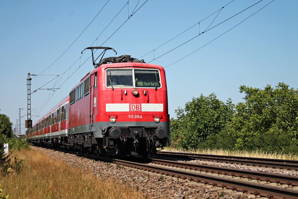 Mit einer RB (Offenburg - Basel Bad Bf) fuhr am 10.07.2015 die Freiburger 111 064 bei Hügelheim ihrem nächsten Zwischenhalt in Müllheim (baden) entgegen.