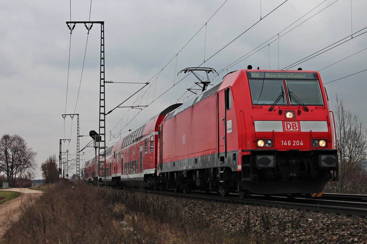 Mit einer RB (Offenburg - Neuenburg (Baden)) fuhr am Mittag des 19.02.2018 die 146 204 nördlich von Müllheim (Baden) in Richtung des dortigen Bahnsteiges, um dort ihren vorletzten Zwischenhalt einzulegen.