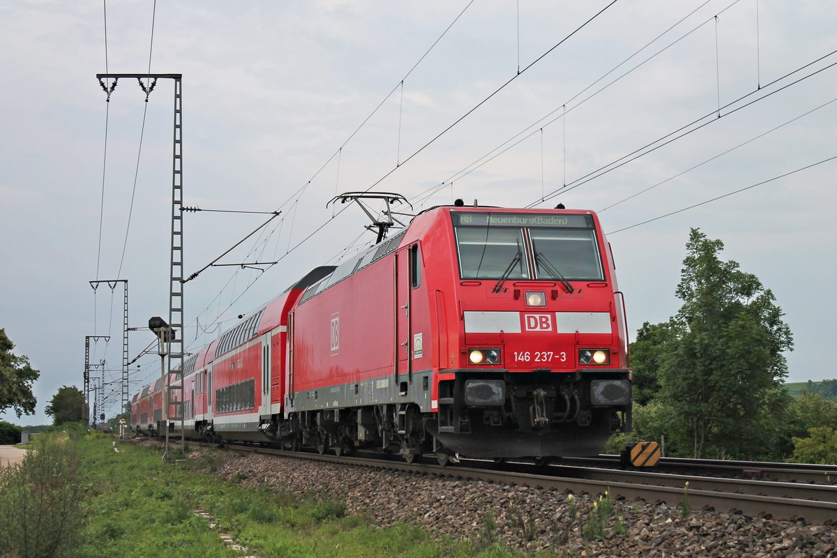 Mit einer RB (Offenburg - Neuenburg (Baden)) fuhr am 08.06.2018 die 146 237-3  Karlsruhe  nördlich von Müllheim (Baden) durchs Rheintal in Richtung des dortigen Bahnsteiges, um ihren vorletzten Zwischenhalt einzulegen.