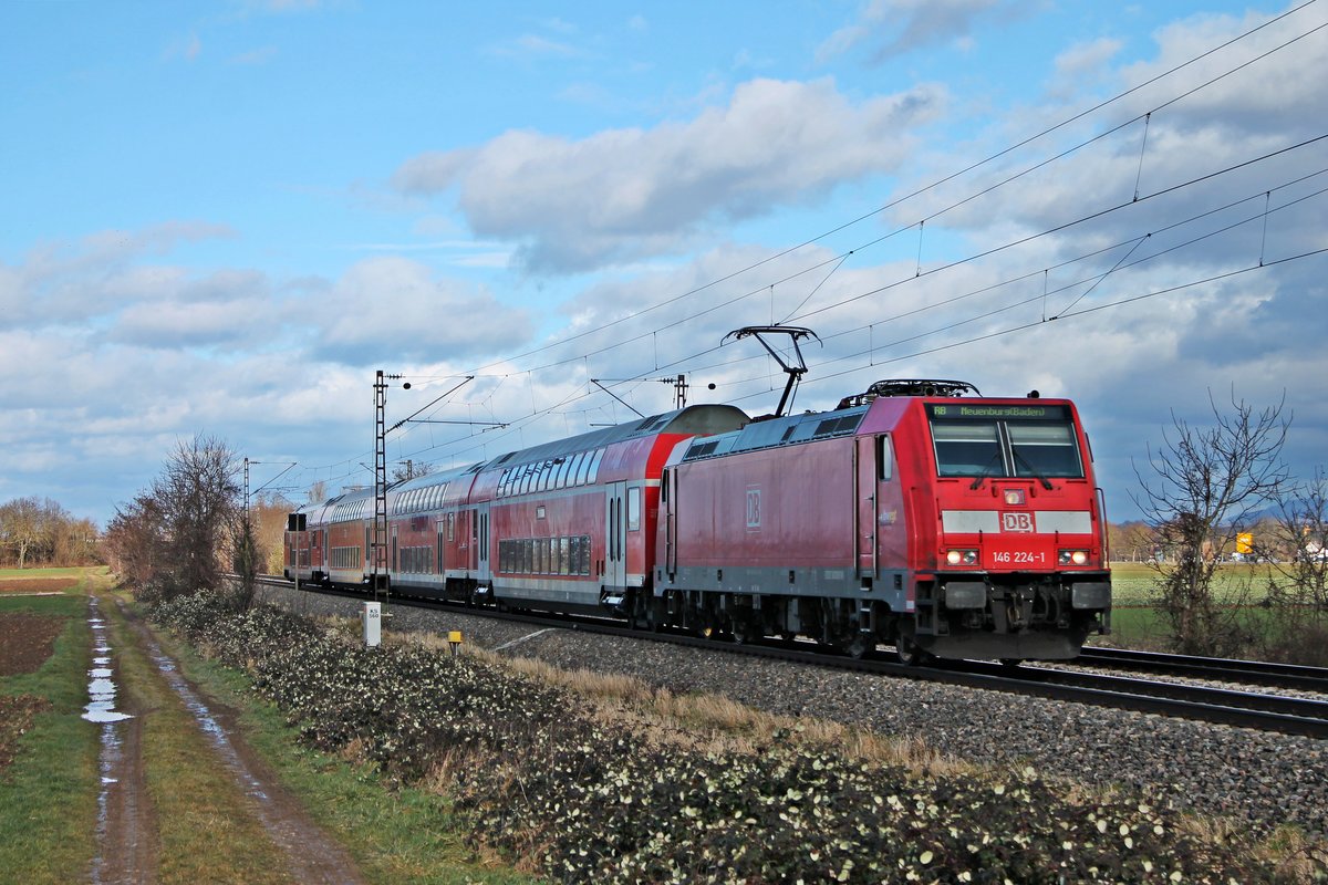 Mit einer RB (Offenburg - Neuenburg (Baden) fuhr am Nachmittag des 28.01.2020 die 146 224-1 südlich von Buggingen über die Rheintalbahn in Richtung Müllheim (Baden), wo sie ihren vorletzten Zwischenhalt vor ihrem Ziel einlegen wird.