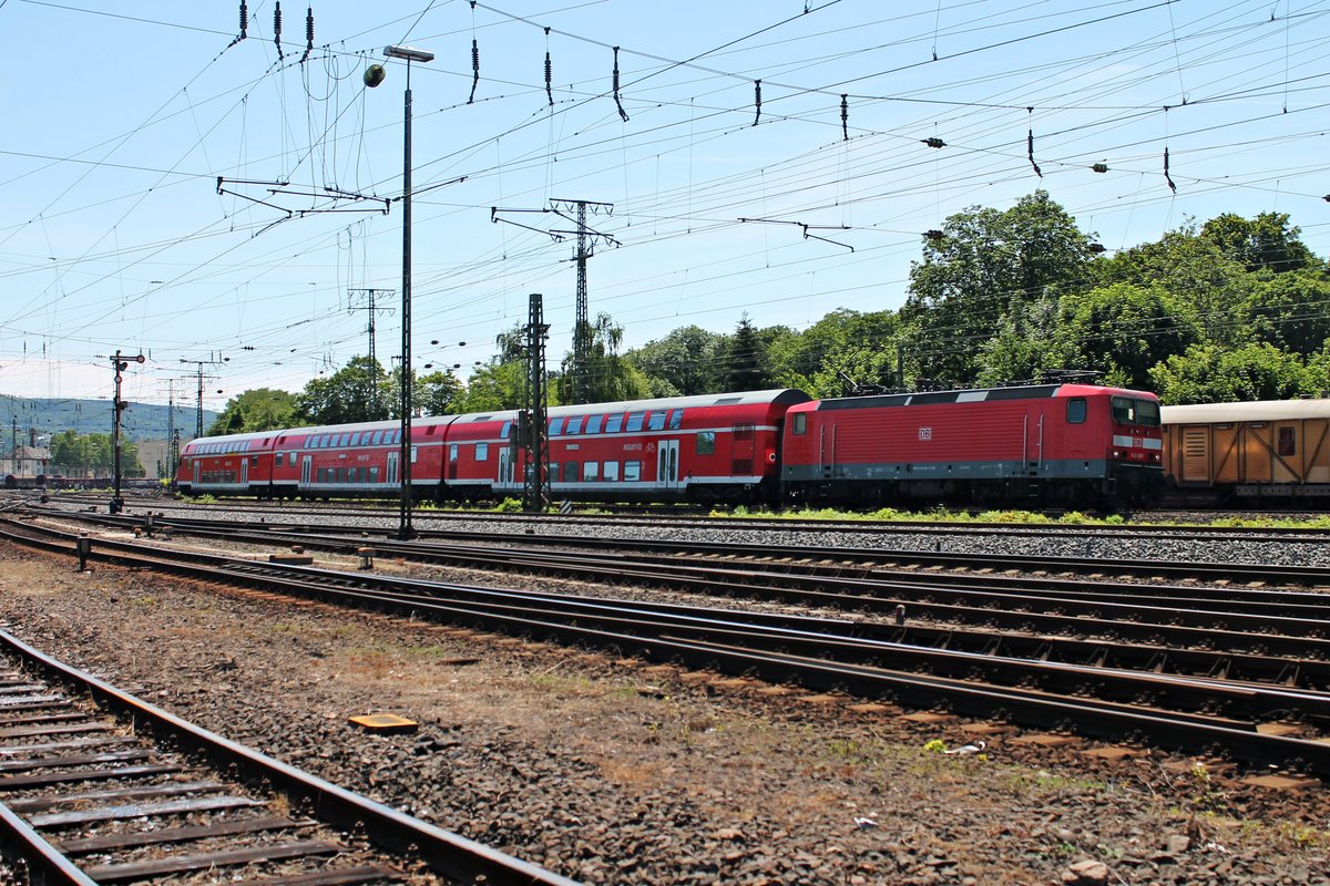 Mit einer RB27 (Koblenz Hbf - Köln Hbf) fuhr am 14.06.2015 die 143 661 durch Koblenz Lützel gen Rechte Rheinseite. (Fotografiert vom Gelände des DB Museums)