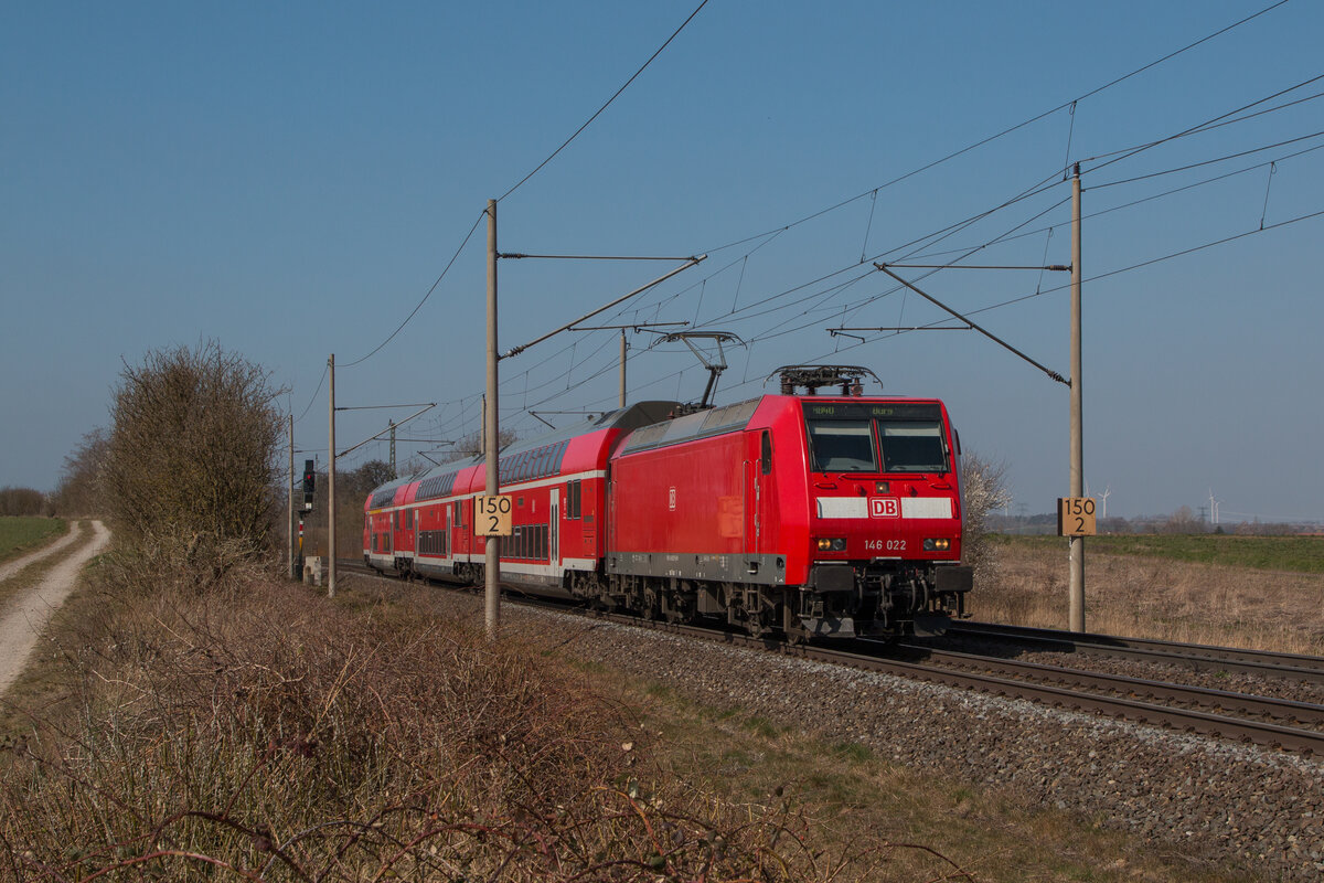 Mit der RB40 von Braunschweig nach Burg über Magdeburg hat 146 022 soeben den Bahnhof Niederndodeleben verlassen. Fotografiert am 28.03.2022. 