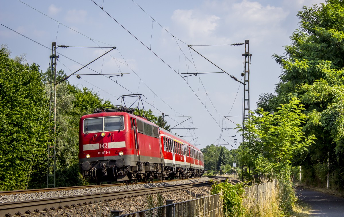 Mit der RB48 verdienen sich einige 111er im Raum Köln/Bonn noch ihr täglich' Brot - doch wie lange noch? Auch die 111er entkommen dem Verschrottungswahn der DBAG nicht mehr lange. Dennoch gibt es seit fast drei Jahren einen Umlauf mit Maschinen der Baureihe 111 auf der RB48, die sonst von Quietschies der Baureihe 425 dominiert wird. 111 013-9 legt sich in Bonn-Friesdorf in die Kurve und erreicht bald Bonn Hauptbahnhof. (09.07.2013 *neue Version*)
