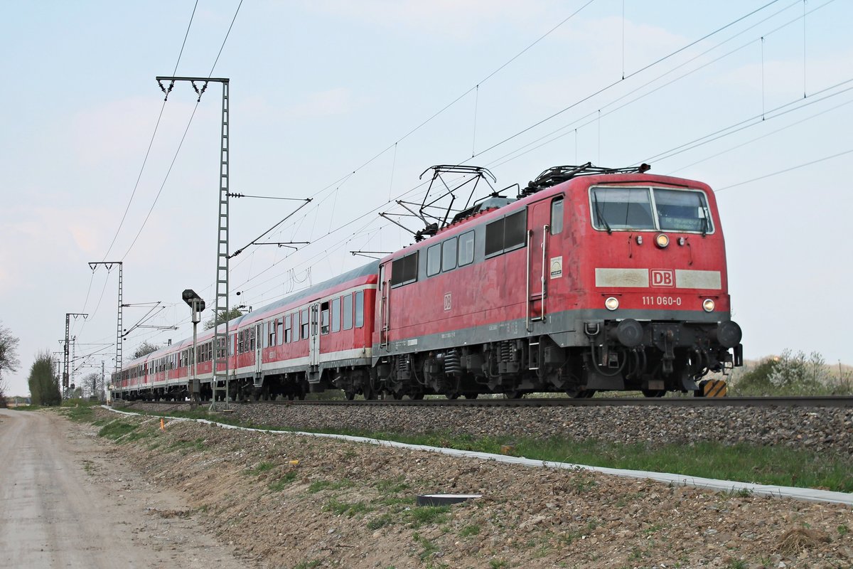 Mit einer RegionalBahn von Offenburg - Neuenburg (Baden) war am 03.04.2017 die 111 060-0  1000 Jahre Gundelfingen  unterwegs, als sie nördlich von Müllheim (Baden) nur noch wenige Kilometer bis zum Zielbahnhof hatte.