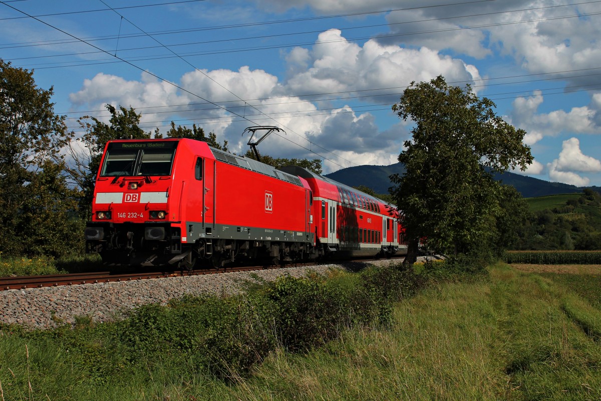 Mit einer RegionalBahn (Offenburg - Neuenburg (Baden)) fuhr am 24.08.2014 die 146 232-4 auf dem eingleisigen Abschnitt zwischen Müllheim (Baden) und dem Endbahnhof.