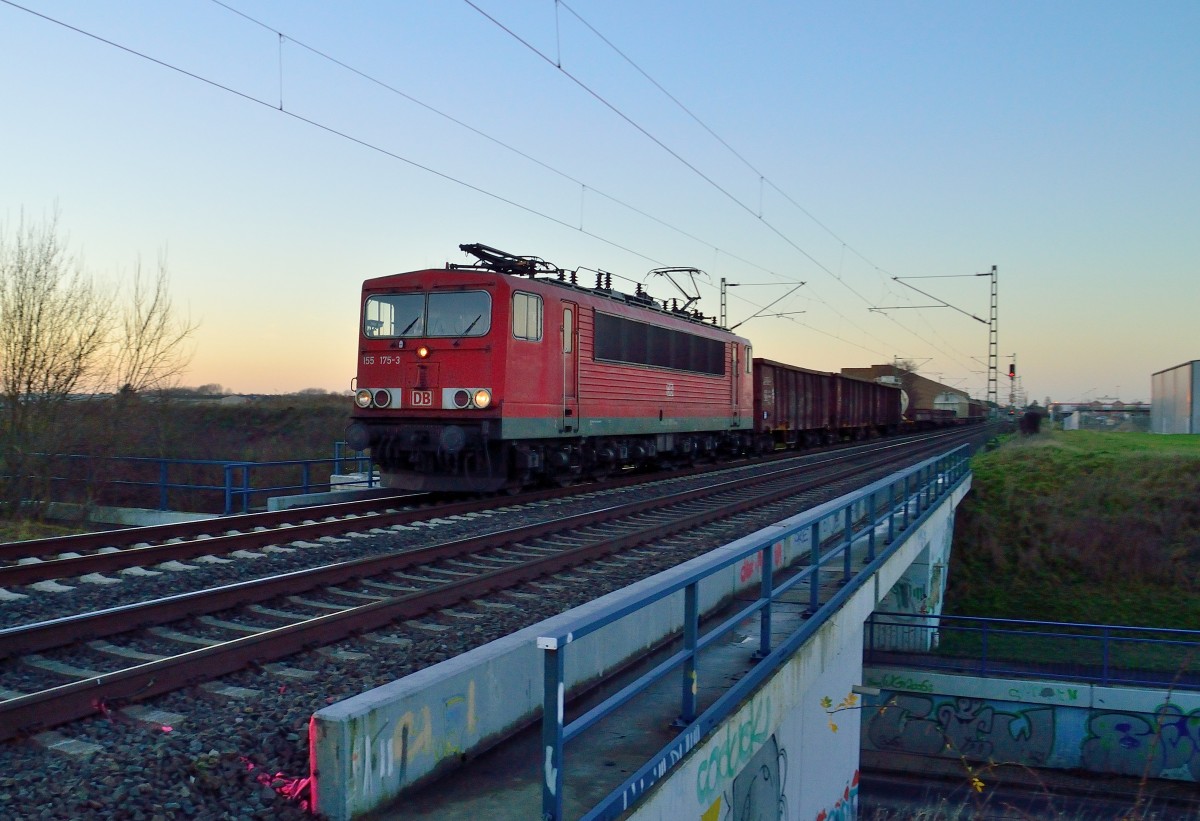 Mit reichlich Gemische am Haken ist die 155 175-3 hier bei Allerheiligen an der K33 Brcke zu sehen. Sie ist in Richtung Kln fahrend abgelichtet am Abend des 20.12.2013