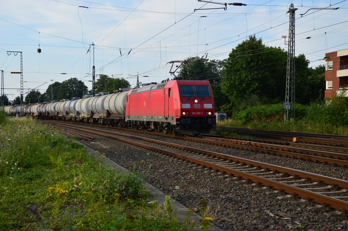 Mit reichlich Kesselwagen am Haken kommt hier die 185 395-1 durch den Rheydter Hbf gen Aachen gefahren. 22.7.2015