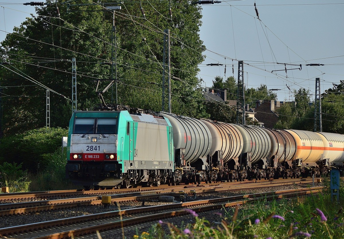 Mit reichlich Kesselwagen im Nacken kommt die COBRA 2841 in Rheydt Hbf eingefahren.
6.8.2015