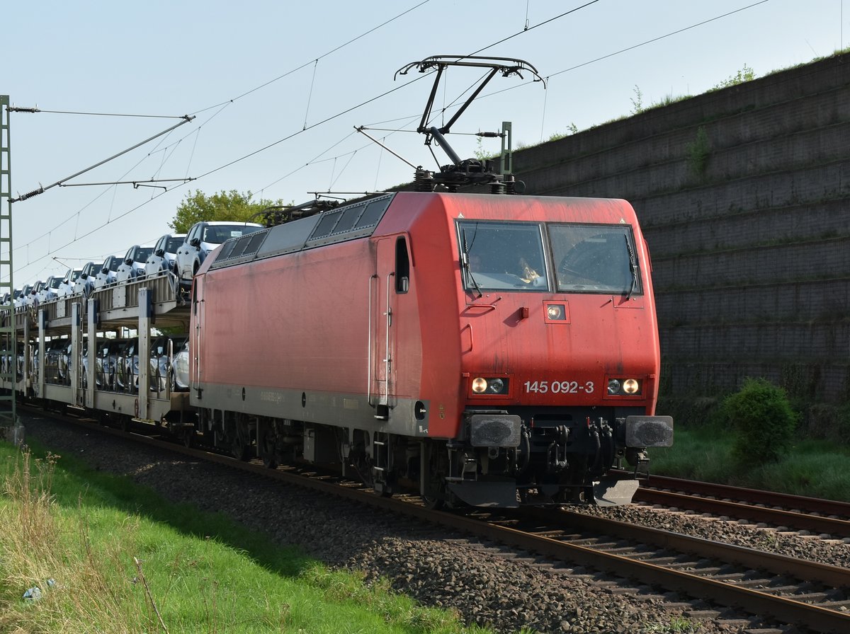 Mit reichlich TOYOT kommt am Freitag den 20 April 2018 die 91 20 6145 092-3 D-BRLL bei Allerheiligen gen Neuss fahrend vor die Linse.